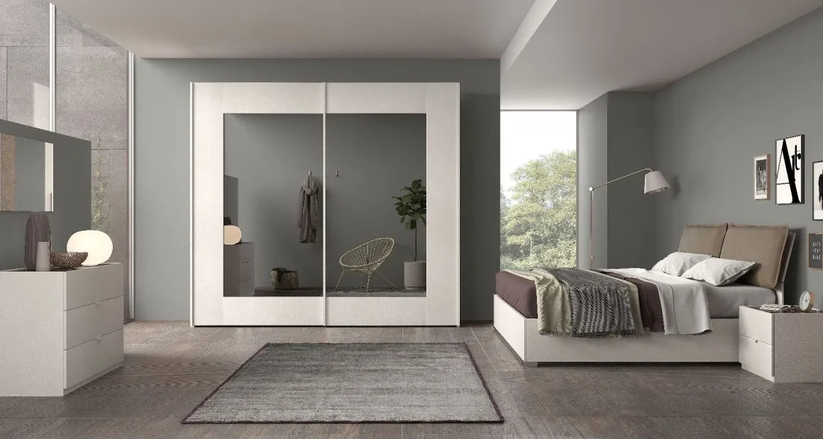 Arredamento camera matrimoniale spatolato con specchi fumè