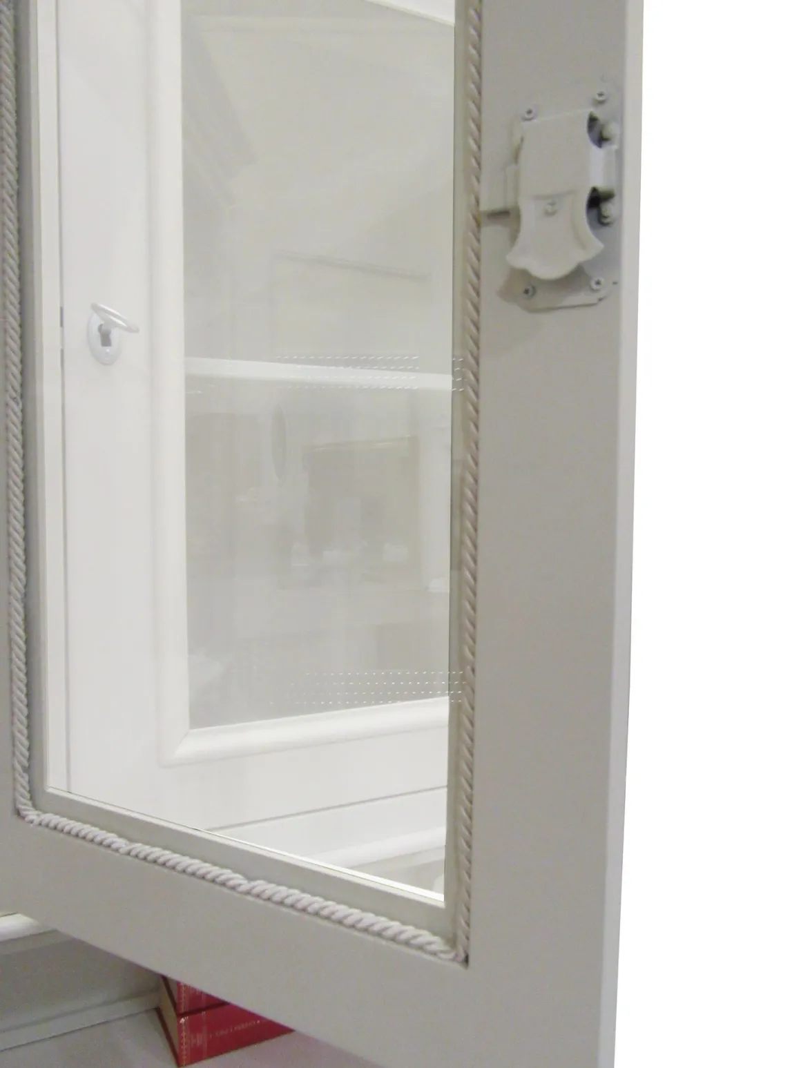 Credenza con cristalliera in legno bianco