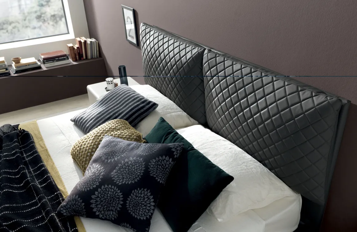 Letto matrimoniale in ecopelle nera modello KATO