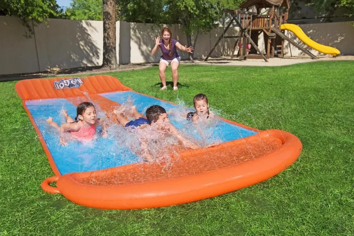 Scivolo acquatico triplo con spruzzi: giochi per bambini
