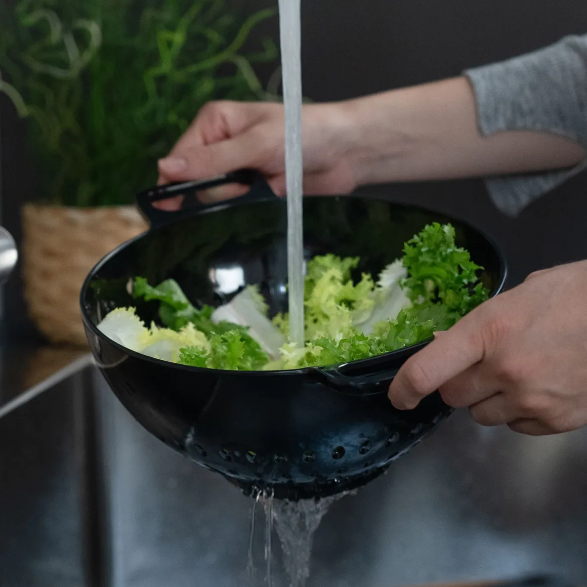 SCOLAPASTA LINEA HELM LARGE IN MELAMINA NERO DIAM. 30CM