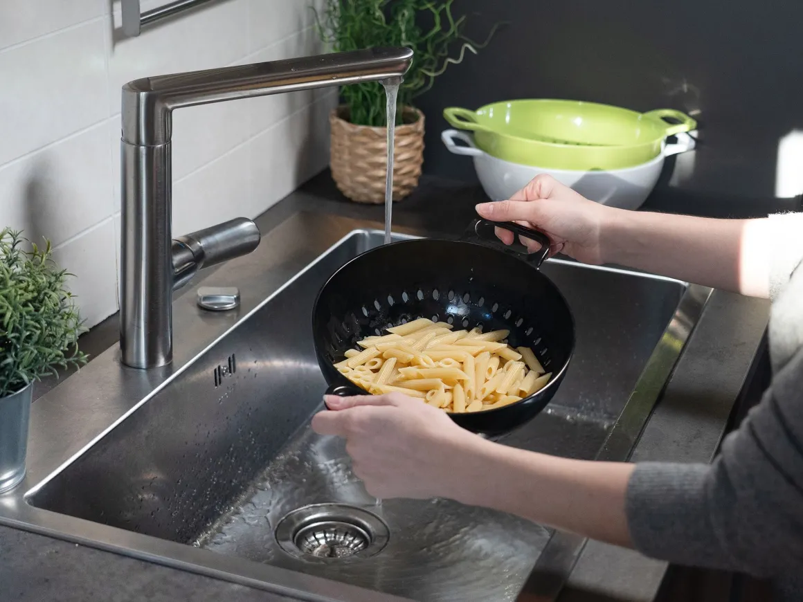 SCOLAPASTA LINEA HELM LARGE IN MELAMINA NERO DIAM. 30CM
