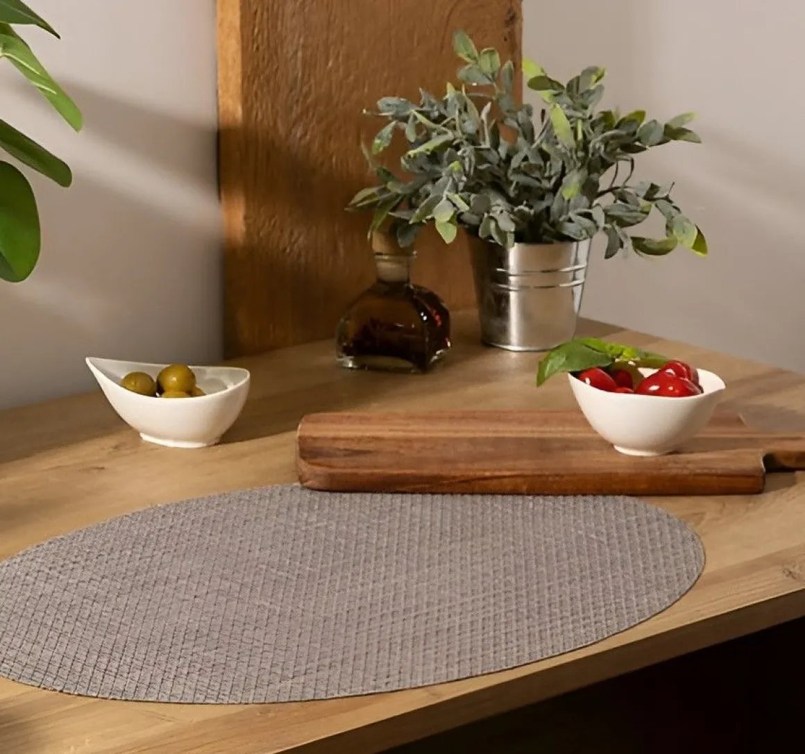 TOVAGLIETTA ROTONDA MAOLI IN PVC E POLIESTERE 48X35 CM GRIGIO CHIARO: vendita online TOVAGLIETTA ROTONDA MAOLI IN PVC E POLIESTERE 48X35 CM GRIGIO CHIARO in offerta