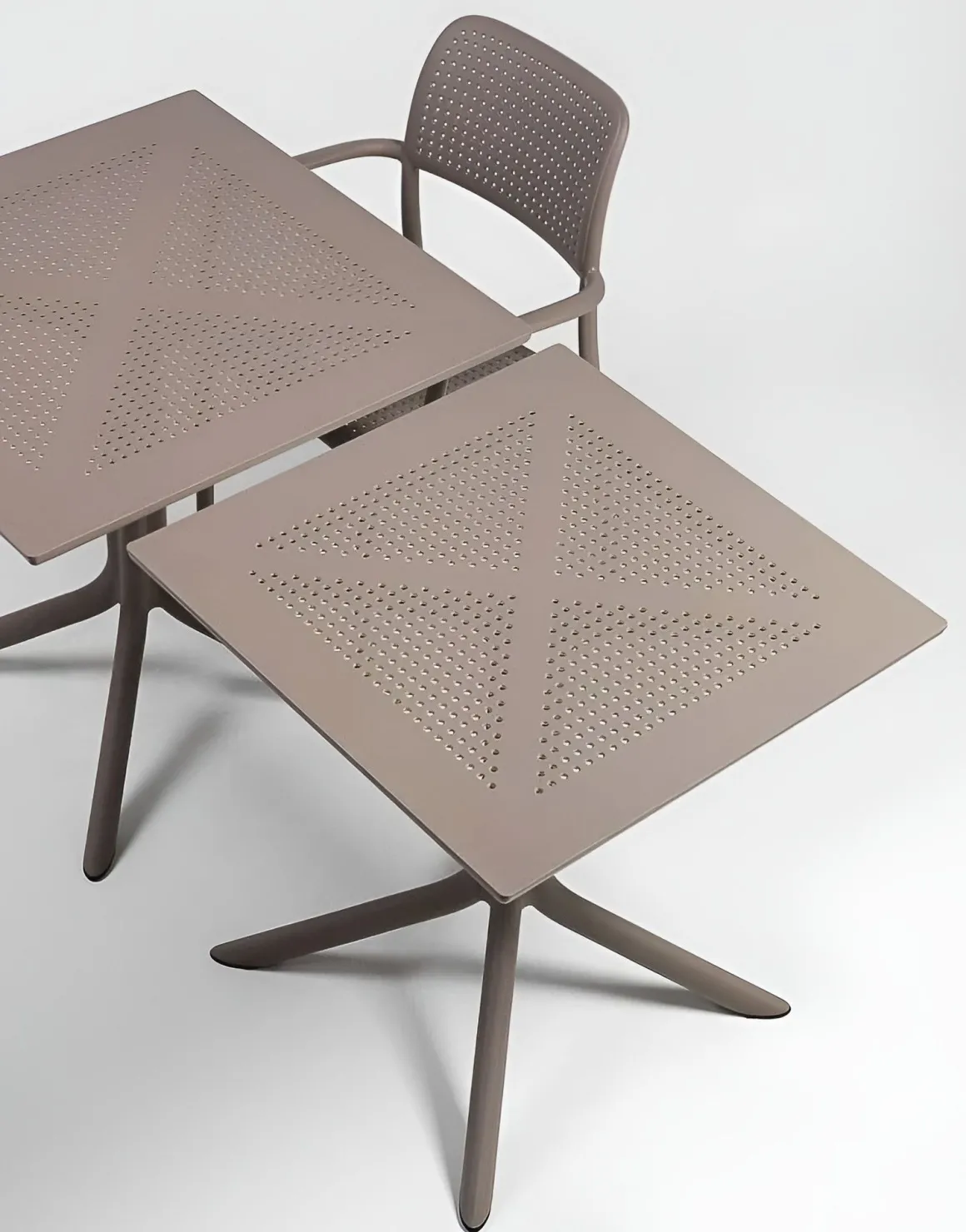 Vendita online di NARDI OUTDOOR - TAVOLO MOD. CLIP 70 70X70 CM POLIPROPILENE TORTORA