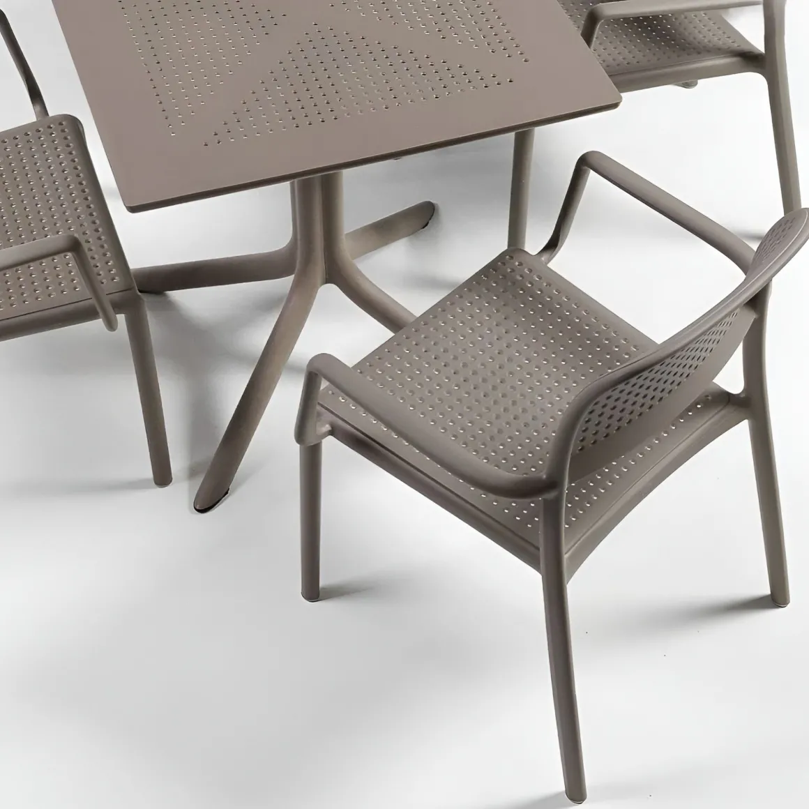 Vendita online di NARDI OUTDOOR - TAVOLO MOD. CLIP 70 70X70 CM POLIPROPILENE TORTORA