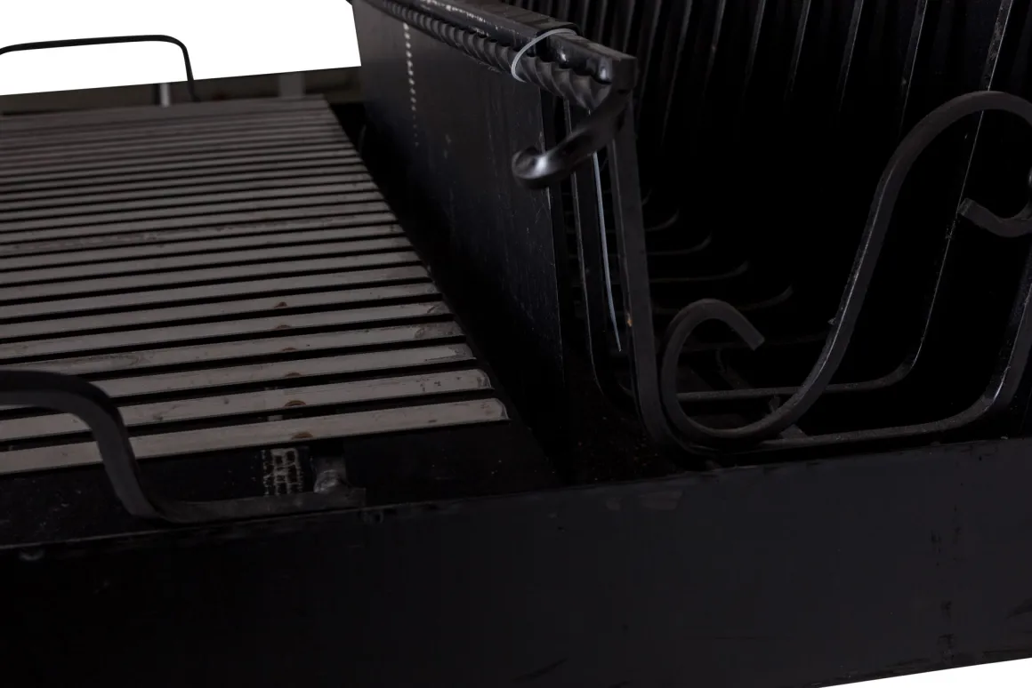 Vendita online di BARBECUE A LEGNA IN METALLO 110X80CM H. 104