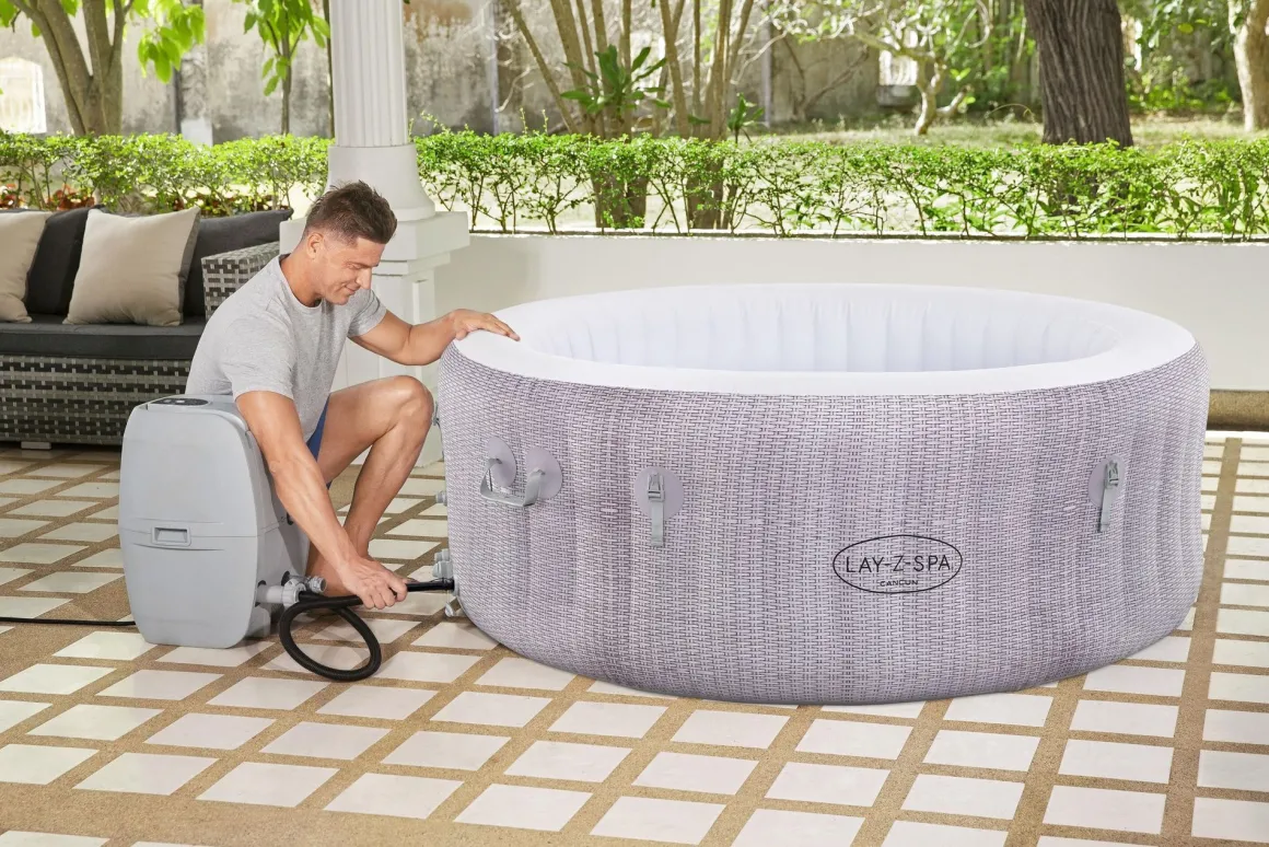 Vendita online di PISCINA IDROMASSAGGIO SPA LAY-Z-SPA CANCUN AIRJET 180X66CM