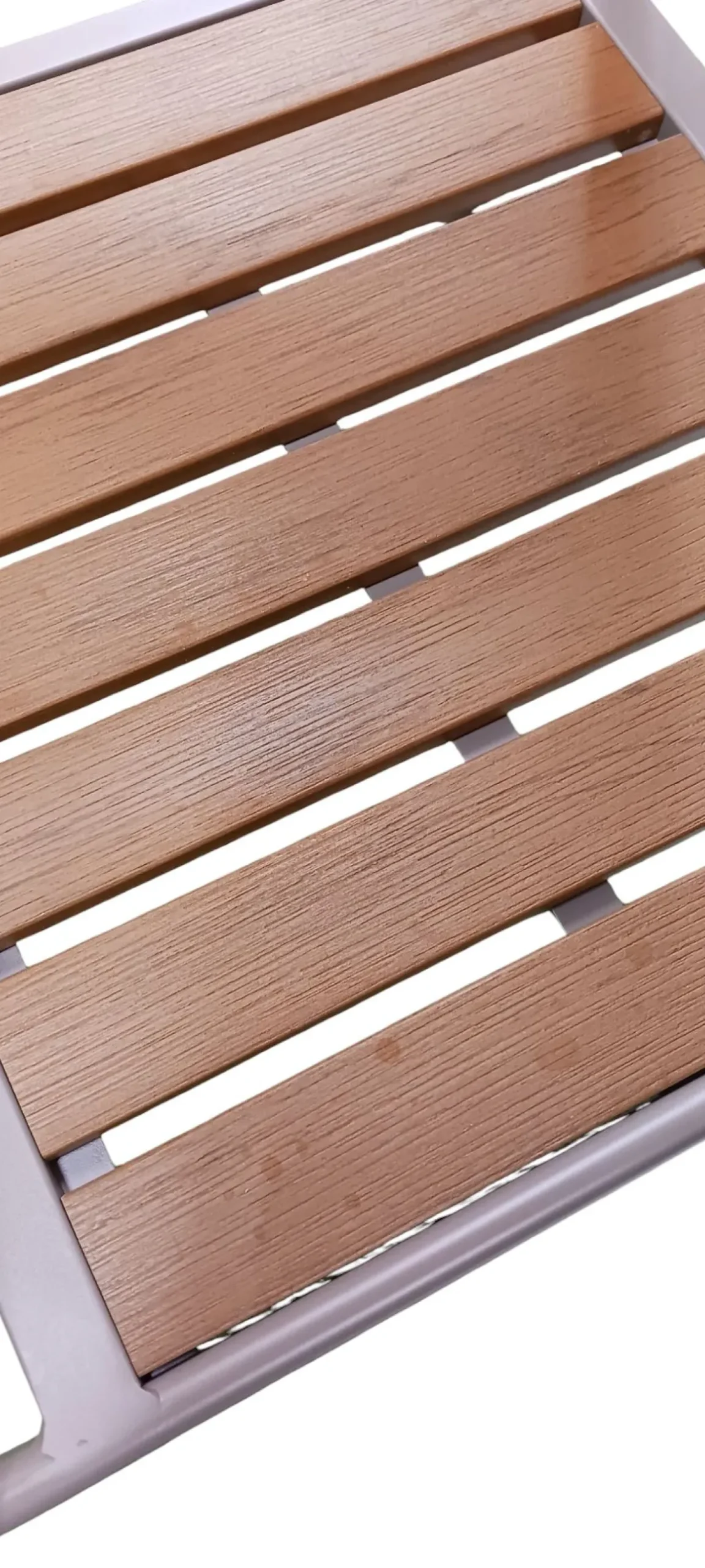 Vendita online di SET TAVOLO + 6 SEDIE IN ALLUMINIO TORTORA E PVC EFFETTO LEGNO NATURALE